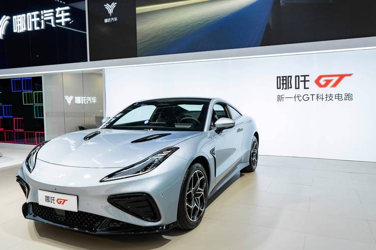 深圳312哪吒汽车在智能汽车领域的表现，领途汽车在新能源汽车市场中的影响力